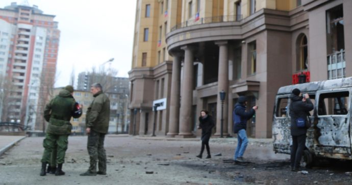 Guerra Russia-Ucraina, missile nel Donetsk: altro scambio d’accuse. I filorussi: “20 morti, opera di Kiev”. Che replica: “È razzo di Mosca”