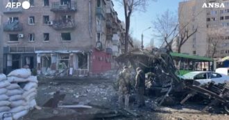 Copertina di Guerra Russia-Ucraina, il quartiere Kurenivka di Kiev devastato dai bombardamenti. Veicoli distrutti e edifici danneggiati: le immagini