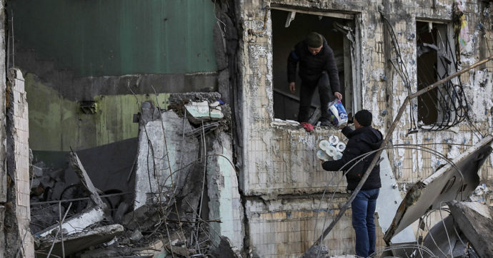 Guerra Russia-Ucraina, la diretta – Un’altra notte di allarmi aerei. Bloccati gli aiuti per Mariupol. Usa: “Putin vuole l’occupazione”
