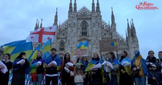 Copertina di Guerra Russia-Ucraina, in centinaia in piazza a Milano per la pace. In testa al corteo bambolotti avvolti da lenzuola insanguinate: ‘Putin assassino’