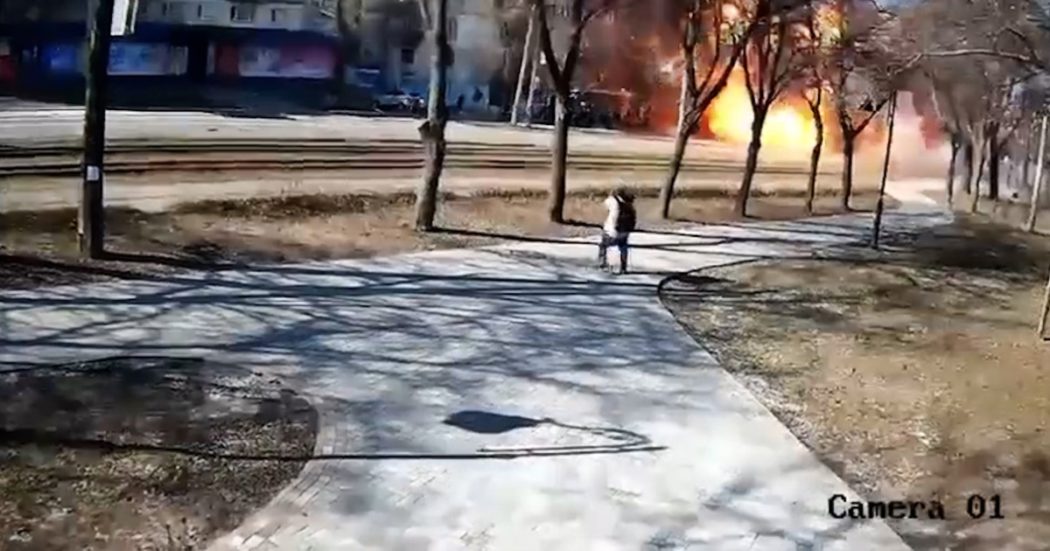 Guerra Russia-Ucraina, rottami di un missile colpiscono un bus in una strada residenziale a Kiev: un morto