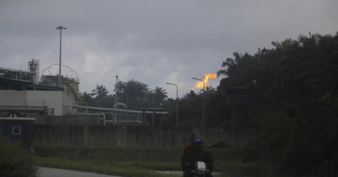 Eni, esplode oleodotto in Nigeria. Il gruppo invoca la “forza maggiore” per il calo delle forniture di 25mila barili al giorno
