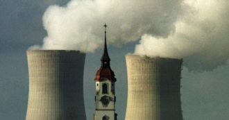 Copertina di Il nucleare civile favorisce e sostiene in molti modi i programmi militari