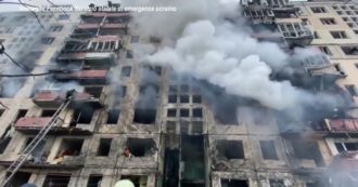 Copertina di Guerra Russia-Ucraina, bombardato un condominio a Kiev: le immagini delle operazioni dei Vigili del fuoco