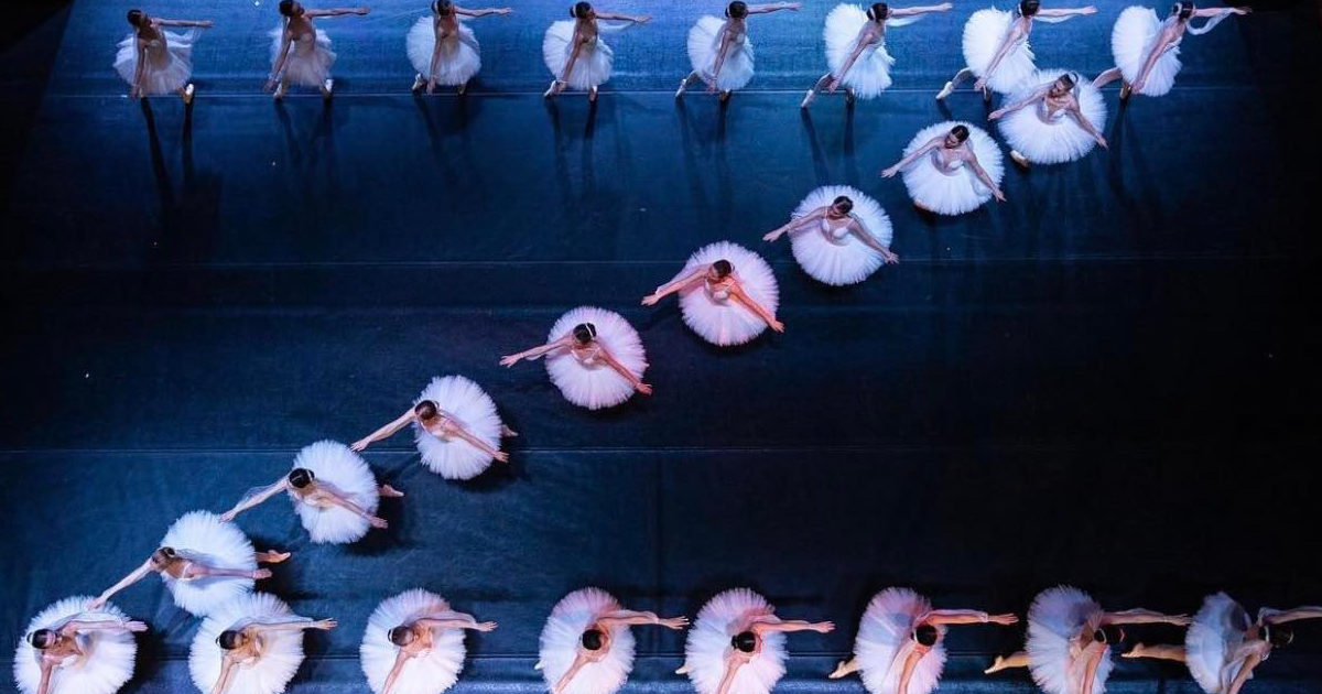 Vladimir Putin, ballerine del Donbass Opera lo sostengono con una coreografia che forma la “Z”