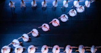 Copertina di Vladimir Putin, ballerine del Donbass Opera lo sostengono con una coreografia che forma la “Z”