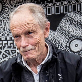 Copertina di Erri De Luca: “Io, pacifista, dico sì alle armi. Ma basta barbarie parolaia”