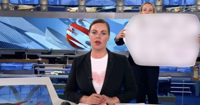 Guerra Russia-Ucraina, la tv di Mosca accusa la giornalista anti-conflitto di essere una “spia britannica”. Londra nega: “Mai avuto contatti”