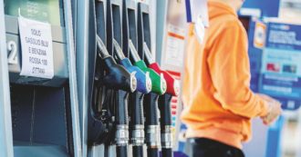 Copertina di Caro benzina, attenzione alla truffa del buono carburante: ecco come funziona e l’allarme di Federconsumatori