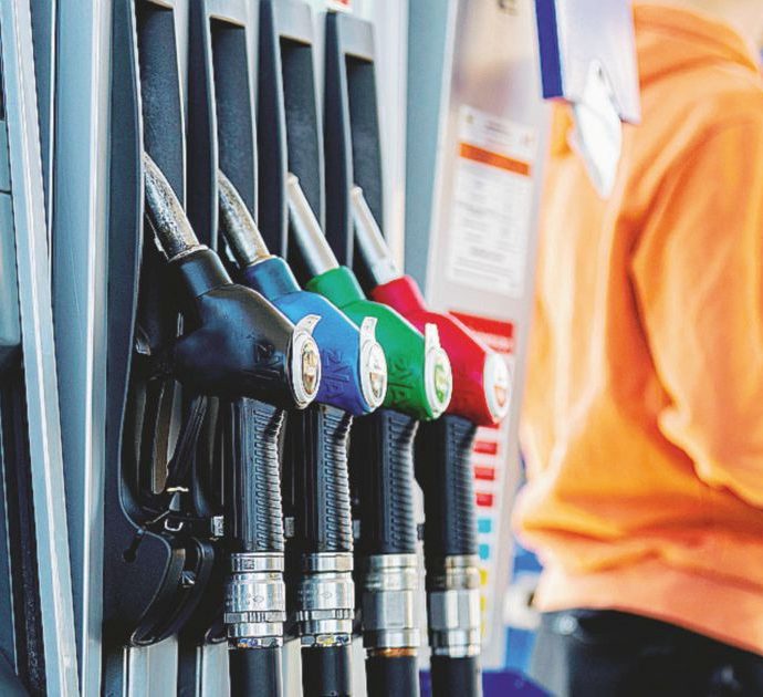 Caro benzina, attenzione alla truffa del buono carburante: ecco come funziona e l’allarme di Federconsumatori