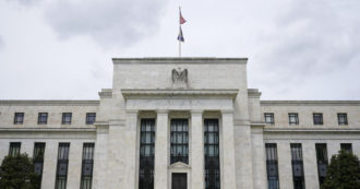 Copertina di La banca centrale statunitense alza il costo del denaro per la prima volta dal 2018 e prevede altri 7 rialzi nel corso del 2022