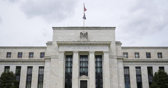 La banca centrale statunitense alza il costo del denaro per la prima volta dal 2018 e prevede altri 7 rialzi nel corso del 2022