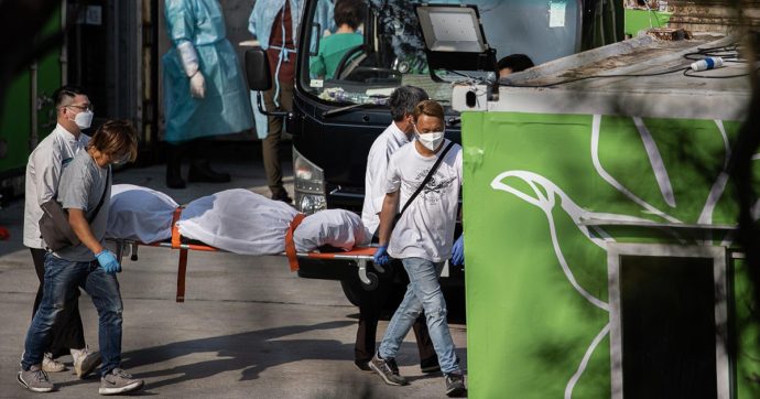 Covid, Hong Kong travolta dai contagi. Cadaveri nei container refrigerati e bare in arrivo dalla Cina
