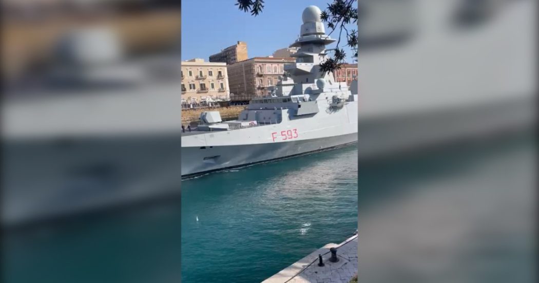 Guerra Russia-Ucraina, la nave della marina militare entra nel mar piccolo di Taranto: i pacifisti la prendono a sassate e urlano “assassini” – Video