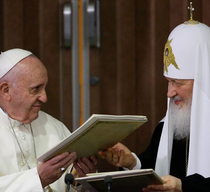 Ucraina, nuovo appello del Papa: “Tacciano le armi e chi ha potere fermi la guerra”. Il patriarca Kirill: “Russi difendano la patria”