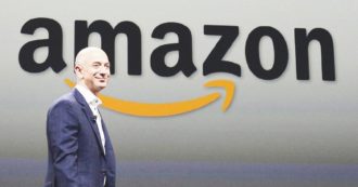 Copertina di Amazon aumenta i prezzi di Prime del 38%: “Colpa dell’inflazione”. Consumatori: “Sproporzionato, intervenga l’Antitrust”