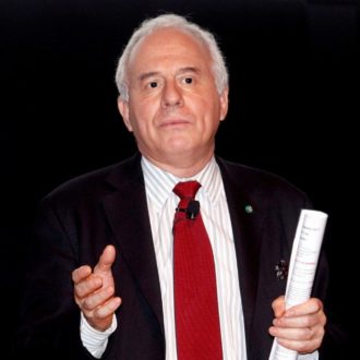 Copertina di Marco Tarquinio: “I bimbi non vanno umiliati con un’arma tra le mani”