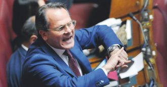 Copertina di Guanti anti-Covid fuori norma: sequestrati 58mila a Romano