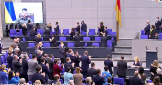 Copertina di Guerra Russia-Ucraina, il Bundestag tedesco saluta con un’ovazione Zelensky collegato in video