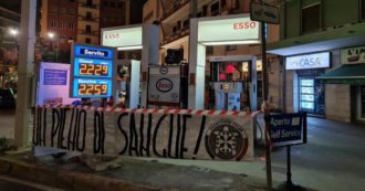 Copertina di Caro benzina, in Sardegna CasaPound appende sacche rosse e striscioni ai distributori: “Un pieno di sangue”