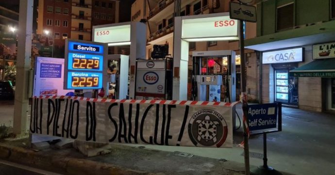 Caro benzina, in Sardegna CasaPound appende sacche rosse e striscioni ai distributori: “Un pieno di sangue”