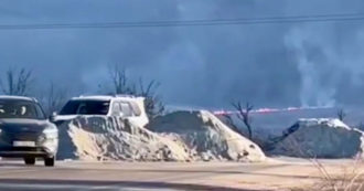 Copertina di Guerra Russia-Ucraina, Kiev denuncia: “Spari sui civili diretti a Zaporizhzhia”. E diffonde un video con le auto distrutte lungo l’autostrada