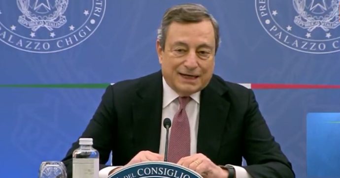 Def, Draghi: “Pronti a intervenire per aiutare famiglie e imprese”. Ma Conte: “5 miliardi sono pochi, serve lo scostamento di bilancio”