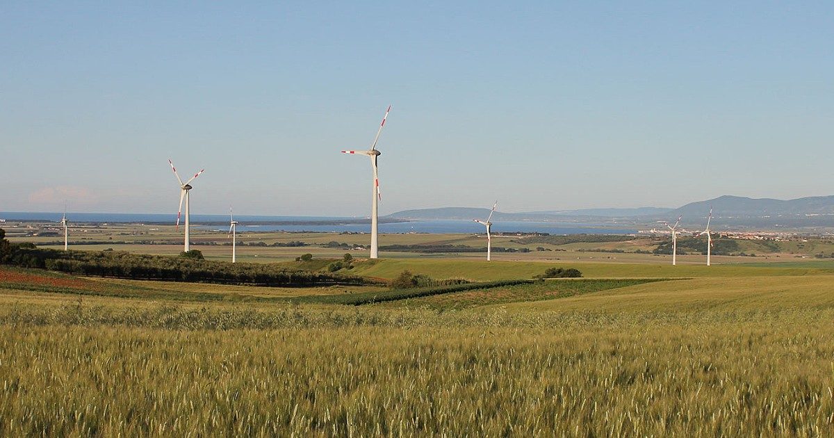 Fonti rinnovabili, l’Italia ha perso otto anni per ridurre la dipendenza dal gas. La speculazione dopo il Conto energia di Berlusconi e il flop delle aste