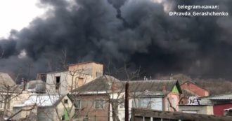 Copertina di Guerra Russia-Ucraina, a Kharkiv in fiamme il più grande mercato dell’est del Paese: la città avvolta dal fumo – Video