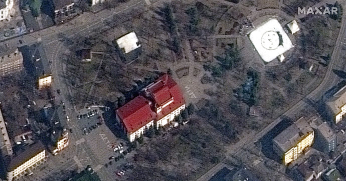 Guerra Russia-Ucraina, le immagini satellitari mostrano la scritta “bambini” nel cortile del teatro bombardato dai russi
