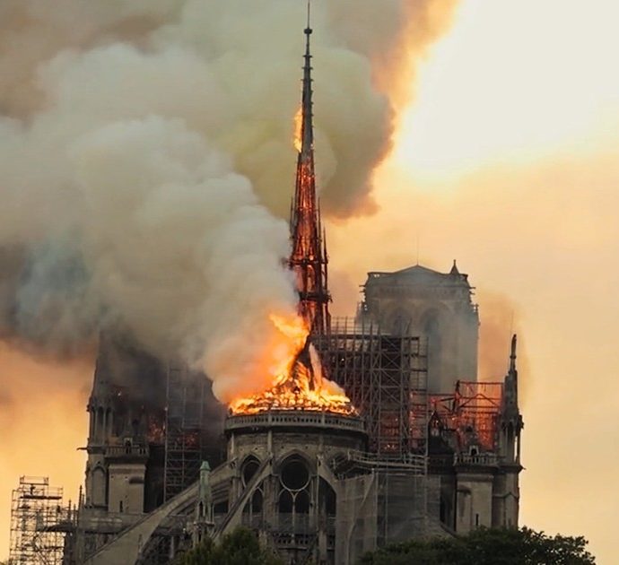 “Notre-Dame in fiamme”, il film che ricostruisce l’incendio e racconta l’impegno di chi ha lottato per evitare il peggio: al cinema e su Sky