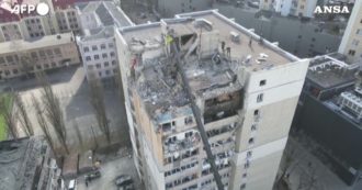 Copertina di Guerra Russia-Ucraina, a Kiev si cercano sopravvissuti in un palazzo colpito: le immagini con il drone – Video