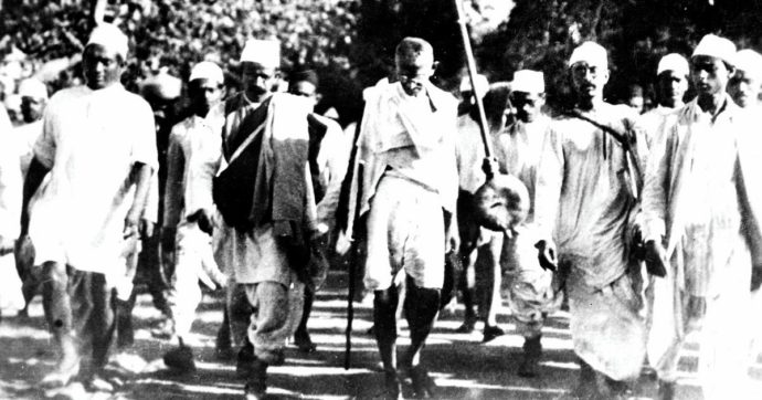Copertina di Gandhi e un secolo di non-violenza