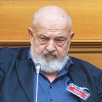 Copertina di Franco Cardini: “Mandare le armi è un atto di guerra formale della Nato”