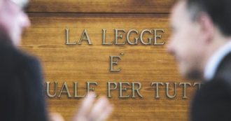 Copertina di Grillo jr, ammessi 70 testi e le chat della studentessa