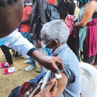 Copertina di Vaccini, uno spiraglio all’Omc per la sospensione dei brevetti