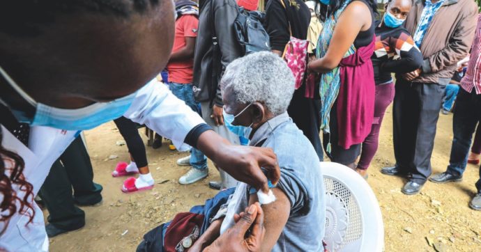 Vaccini, uno spiraglio all’Omc per la sospensione dei brevetti