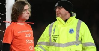 Copertina di Liverpool, attivista ambientale invade il campo durante un match di Premier League e si lega a un palo con la maglietta “basta con il petrolio”