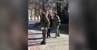 Copertina di Guerra Russia-Ucraina, tensione a Mariupol tra militari russi e manifestanti: i soldati mostrano le armi per allontanarli – Video