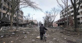 Copertina di Guerra Russia-Ucraina, il comune di Mariupol: “Nessun morto nel teatro-rifugio”. Si continua a cercare fra le macerie