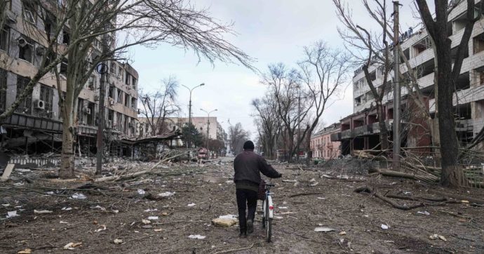 Guerra Russia-Ucraina, il comune di Mariupol: “Nessun morto nel teatro-rifugio”. Si continua a cercare fra le macerie