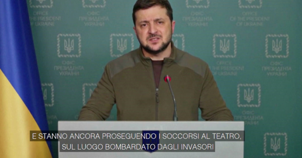 Guerra Russia-Ucraina, Zelensky: “Salvate più di 130 persone dopo l’attacco al teatro di Mariupol. Centinaia di civili ancora sotto le macerie”