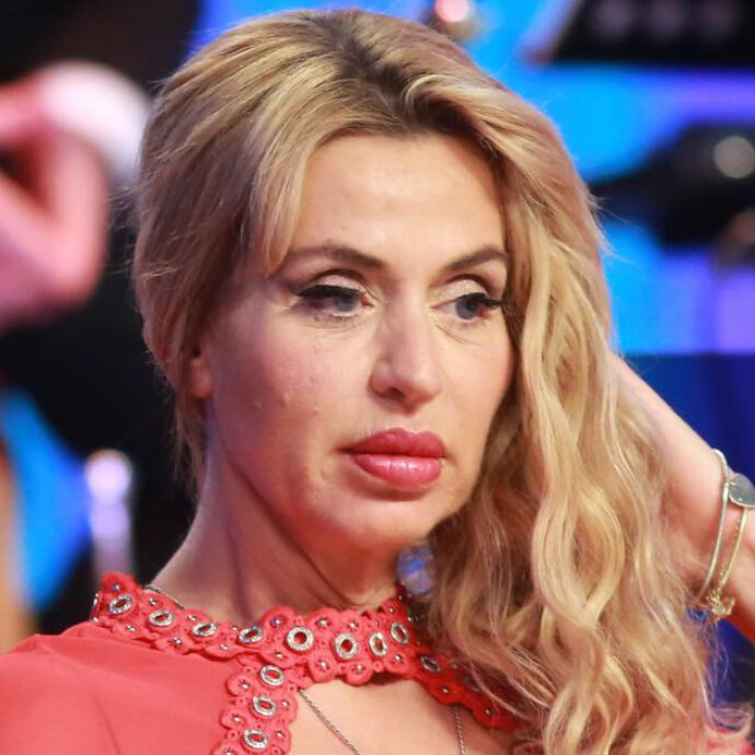 Valeria Marini aggredita sulle scale di casa sua e poi inseguita “da un giovane uomo aggressivo”: “Sono scossa profondamente”