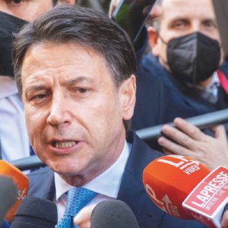 Copertina di La guerra del giorno dopo. Conte rimprovera i 5 Stelle