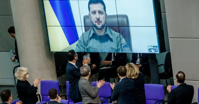 Zelensky accusa Berlino: “Vi siete decisi ad aiutarci troppo tardi”
