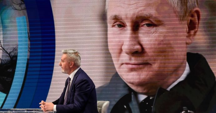 Mosca attacca Guerini: “Chiese aiuto per il Covid, ora è falco della campagna anti russa”. Il ministro: “Nessun peso alla propaganda”