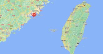 Copertina di Portaerei cinese attraversa lo stretto di Taiwan poco prima della telefonata Biden-Xi. E un cacciatorpediniere Usa la pedina