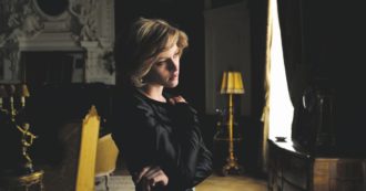 Copertina di Spencer, Kristen Stewart è Lady Diana: ecco il nuovo film sui tormenti della principessa “ribelle”. Il regista: “Sul set mi faceva paura”