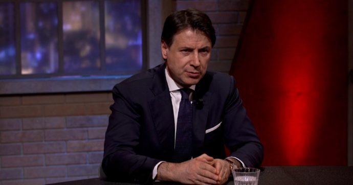 Giuseppe Conte: “Accise, il taglio serve a poco. Ora è assurdo spendere nelle armi”