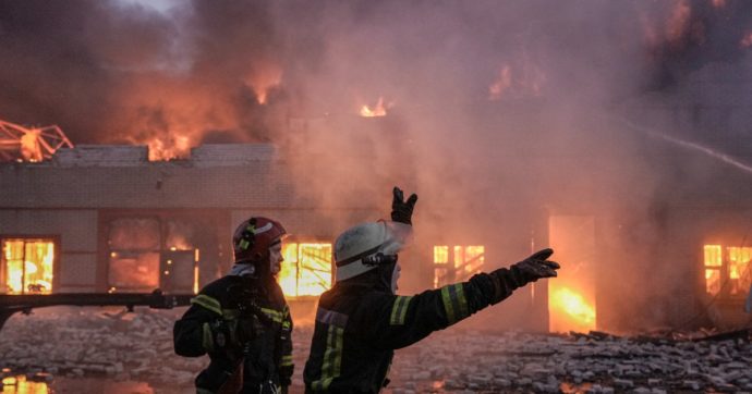 Guerra Russia-Ucraina, la diretta – Zelensky: “Parlare con Putin o è guerra mondiale”. E dice: “È una Shoah”. Israele: paragone oltraggioso. Mariupol assediata, i russi: “Tregua e resa entro le 12 di lunedì”